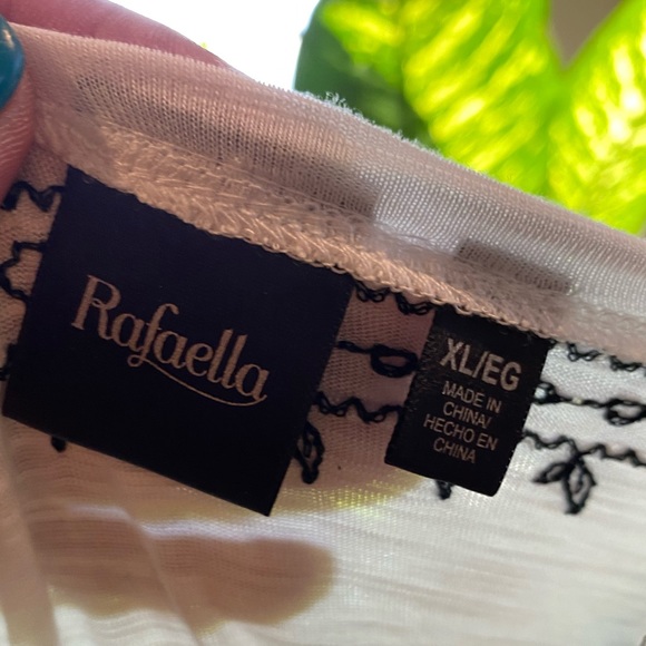 Black and white top with details. - Picture 1 of 3